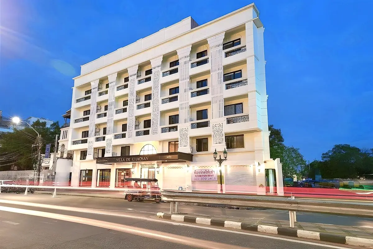 Villa De Khaosan hotel building at blue hour